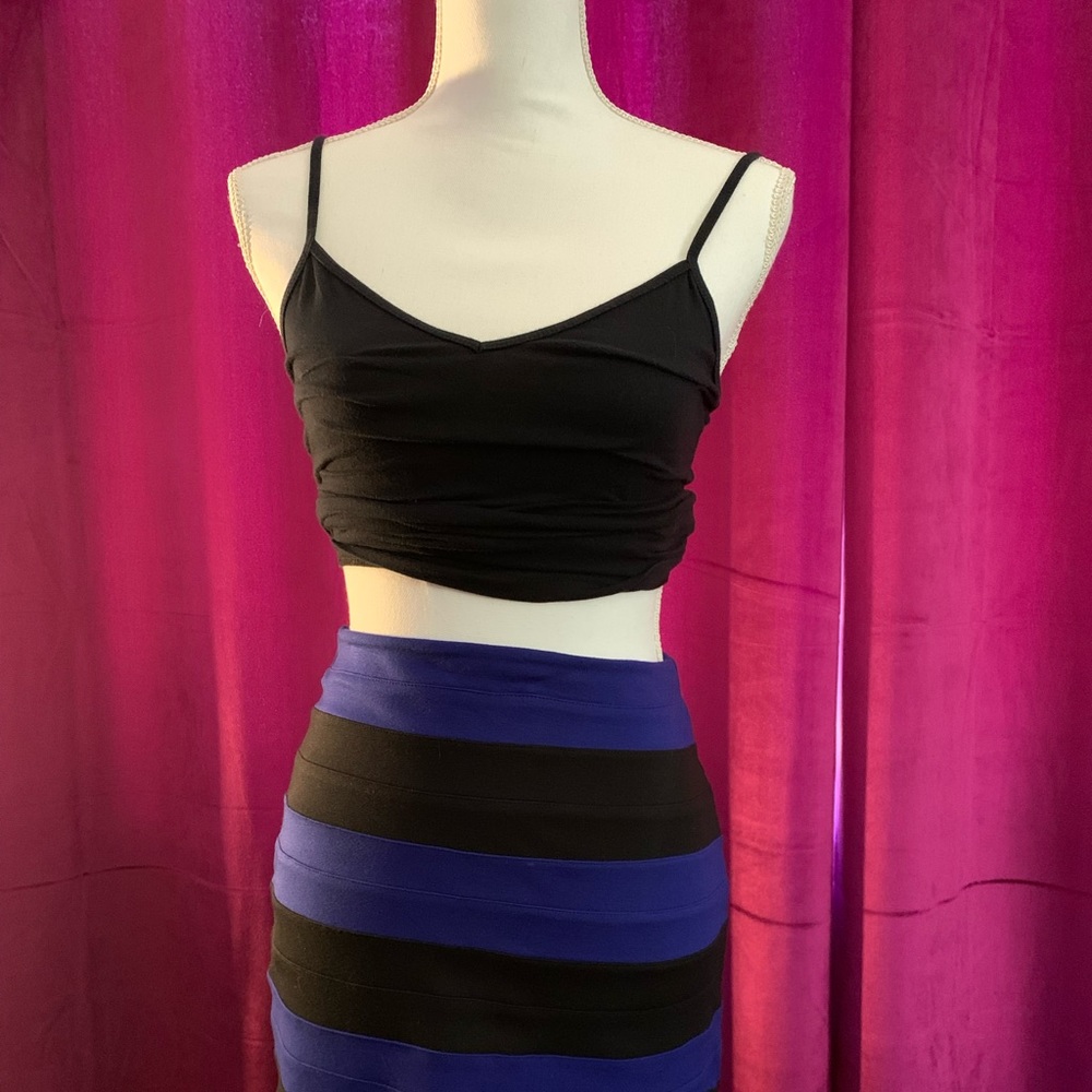 Sexy stretchy skirt from Express. Size is 0 but fits a size 4. Blue & Black